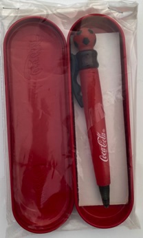 2263-1 € 6,00 coca cola pen in bik voetbal.jpeg
